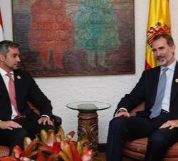 Su Majestad el Rey en un encuentro bilateral con el presidente de la República de Paraguay, Mario Abdo