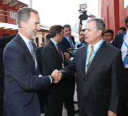 A su llegada al Centro de Formación de la Cooperación Española, Su Majestad el Rey recibe el saludo del embajador de España en la República de Guatema