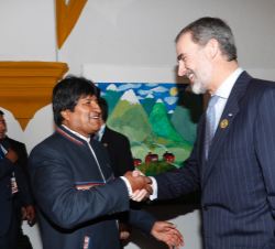 Su Majestad el Rey recibe el saludo del presidente del Estado Plurinacional de Bolivia, Evo Morales