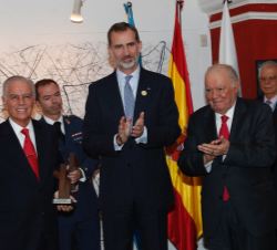 Don Felipe hace entrega del premio Enrique V Iglesias a Alejandro Bulgheroni