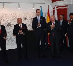 Su Majestad el Rey junto a los premiados
