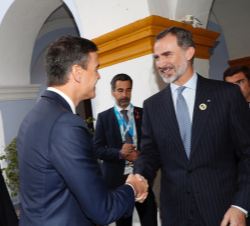 Su Majestad el Rey recibe el saludo del presidente del Gobierno, Pedro Sánchez