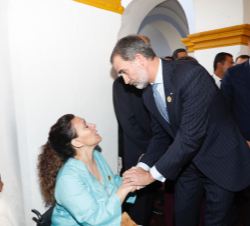 Don Felipe recibe el saludo de la vicepresidenta de Argentina, Gabriela Michett