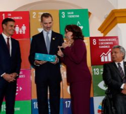 Don Felipe recibe un ejemplar del libro sobre las Cumbres Iberoamericanas publicado por la SEGIB