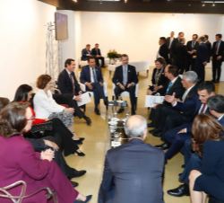 Su Majestad el Rey conversa con varios jefes de Estado y de Gobierno antes del XII Encuentro Empresarial Iberoamericano