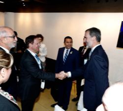 Don Felipe recibe el saludo del presidente del Comité Coordinador de Asociaciones Agrícolas, Comerciales, Industriales y Financieras (CACIF), Marco Au