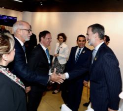 Su Majestad el Rey es saludado por el presidente de la Organización Internacional de Empleadores (OIE), Erol Kiresepi
