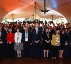 Don Felipe acompañado por la autoridades asistentes al XII Encuentro Empresarial Iberoamericano