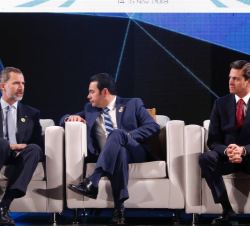 Su Majestad el Rey conversa con el Presidente de la República de Guatemala, Jimmy Morales, durante el XII Encuentro Empresarial Iberoamericano