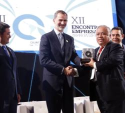 Don Felipe entrega uno de los Premios Iberoamericanos de Calidad. Estos premios tienen tres categorías.- empresa privada, administración pública y emp