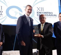 Su Majestad el Rey hace entrega uno de los Premios Iberoamericanos de Calidad. Estos premios tienen tres categorías.- empresa privada, administración 