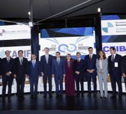 Fotografía de grupo tras la clausura del XII Encuentro Empresarial Iberoamericano