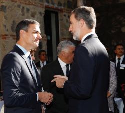 Su Majestad del Rey conversa con el presidente del Gobierno, Pedro Sánchez, momentos antes del desayuno de trabajo