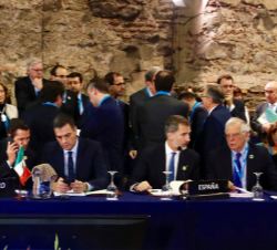 Su Majestad el Rey en su lugar momentos antes del inicio de la primera sesión de la XXVI Cumbre Iberoamericana