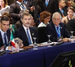 Su Majestad el Rey durante el desarrollo de la primera sesión de la XXVI Cumbre Iberoamericana