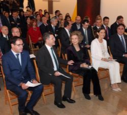 Doña Sofía, en los instantes previos al comienzo del acto, conversa con el presidente de la Junta de Comunidades de Castilla-La Mancha, Emiliano Garcí