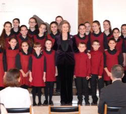 Su Majestad la Reina Doña Sofía junto a los jóvenes integrantes de la Escolanía Ciudad de Cuenca