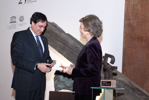 Su Majestad la Reina Doña Sofía recibe el Premio Patrimonio 2018 de manos del alcalde de Cuenca y presidente del Grupo Ciudades Patrimonio de la Humanidad de España, Ángel Mariscal