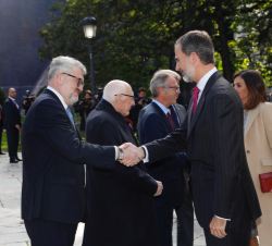 Su Majestad el Rey recibe el saludo del director del Museo Nacional del Prado, Miguel Falomir