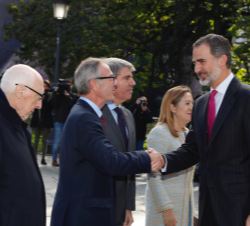 Su Majestad el Rey recibe el saludo del ministro de Cultura y Deporte, José Guirao