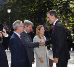 Su Majestad el Rey recibe el saludo del presidente de la Comunidad de Madrid, Ángel Garrido