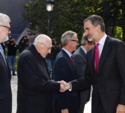 Su Majestad el Rey recibe el saludo del presidente del Real Patronato del Museo Nacional del Prado, José Pedro Pérez-Llorca