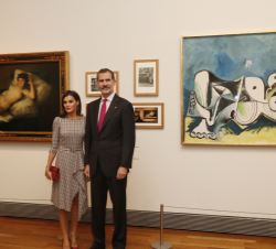Sus Majestades los Reyes durante su recorrido por la exposición “Museo del Prado 1819-2019. Un lugar de memoria”