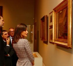 Don Felipe y Doña Letizia durante su recorrido por la exposición