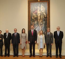 Fotografía de grupo de Sus Majestades los Reyes con las autoridades ante un cuadro del Greco