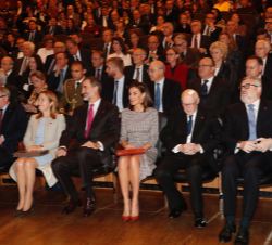 Don Felipe y Doña Letizia durante la proyección de un vídeo del bicentenario