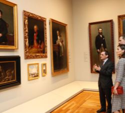 Sus Majestades los Reyes estuvieron acompañados a lo largo de su recorrido por la exposición por el comisario de la misma, Javier Portús.
