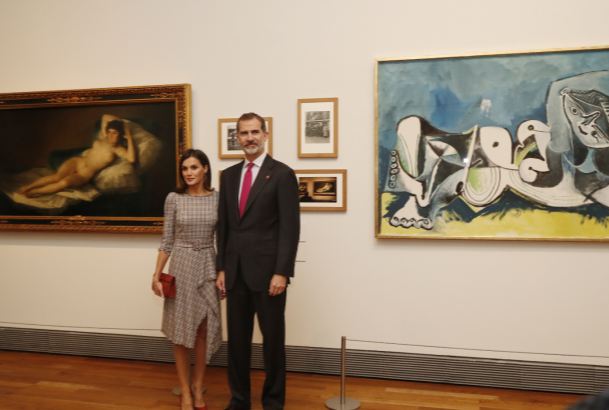 Sus Majestades los Reyes durante su recorrido por la exposición “Museo del Prado 1819-2019. Un lugar de memoria”