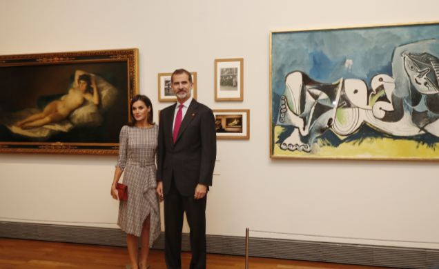Sus Majestades los Reyes durante su recorrido por la exposición “Museo del Prado 1819-2019. Un lugar de memoria”