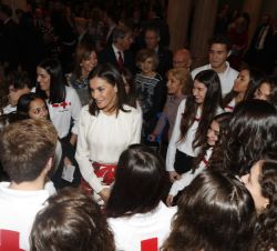 Doña Letizia conversa con un grupo de alumnas de la Escuela de Enfermería 