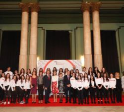 Su Majestad la Reina junto a un grupo de alumnas de la Escuela de Enfermeria