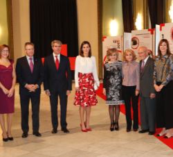 Su Majestad la Reina junto a las autoridades presentes en el acto
