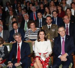 Su Majestad la Reina durante la proyección de un vídeo sobre el Hospital-Escuela, que contó con testimonios de pacientes y trabajadores del Centro
