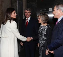 Su Majestad la Reina recibe el saludo de la ministra de Sanidad, Consumo y Bienestar Social, María Luisa Carcedo