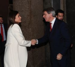 Su Majestad la Reina recibe el saludo del presidente de la Comunidad de Madrid, Ángel Garrido