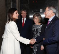 Su Majestad la Reina recibe el saludo del presidente de Cruz Roja Española, Javier Senent