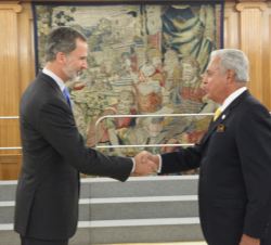 Su Majestad el Rey recibe el saludo del presidente de la World Jurist Association, Franklin Teodoro Hoet Linares