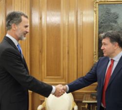 Su Majestad el Rey recibe el saludo del presidente de Aneimo, José Martínez Rodríguez