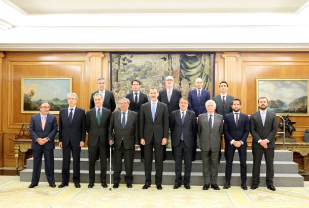 Su Majestad el Rey junto a la representación de la Unión de Televisiones Comerciales en Abierto (UTECA)