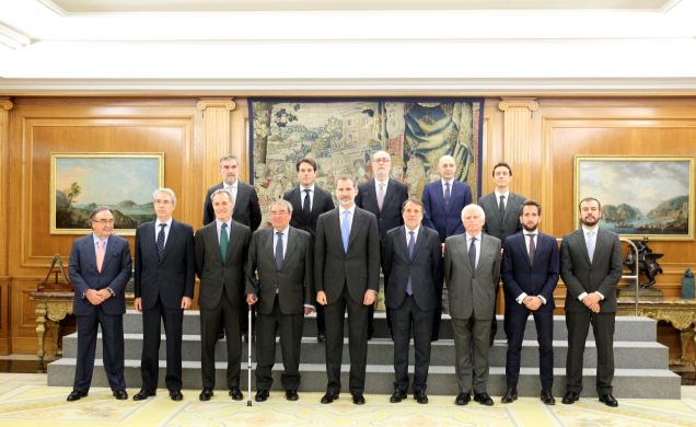 Su Majestad el Rey junto a la representación de la Unión de Televisiones Comerciales en Abierto (UTECA)