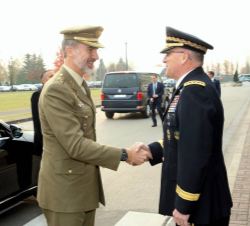 Su Majestad el Rey recibe el saludo del comandante supremo aliado de Europa, Curtis Michael Scaparrotti