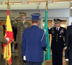 Su Majestad el Rey y el comandante supremo aliado en Europa saludan a las banderas durante la interpretación de los himnos de España y SHAPE