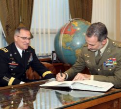 Don Felipe firma en el libro de honor