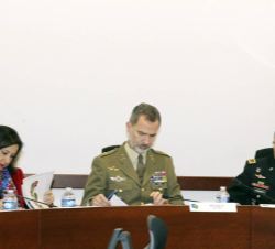 Don Felipe acompañado por la ministra de Defensa, Margarita Robles y el comandante supremo aliado en Europa (SACEUR), Curtis Michael Scaparrotti, dura