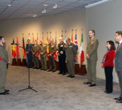 El general de división Alfredo Sanz y Calabría dirige unas palabras con motivo de la visita de Su Majestad el Rey al Cuartel General