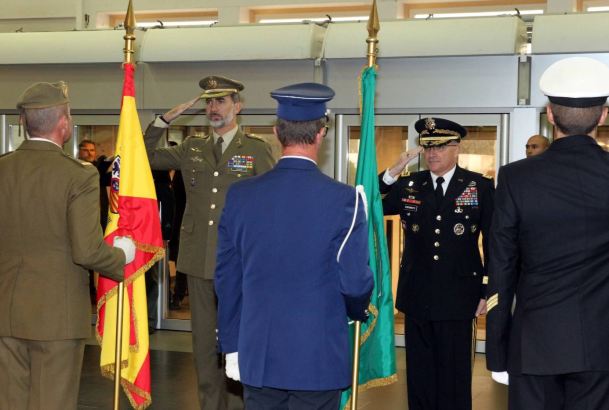 Su Majestad el Rey y el comandante supremo aliado en Europa saludan a las banderas durante la interpretación de los himnos de España y SHAPE